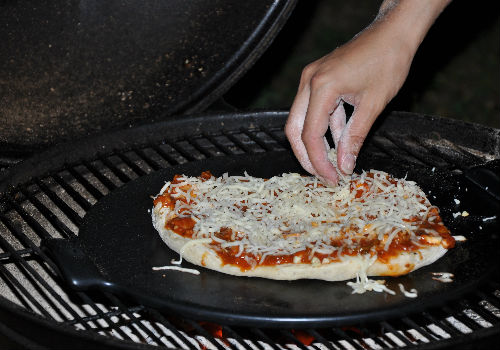 assembling-pizza-on-grill
